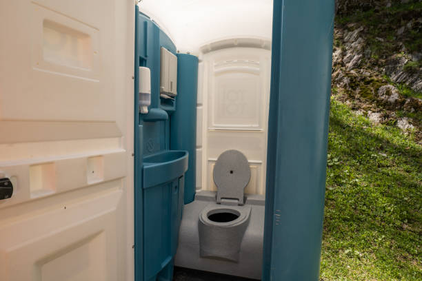 Porta potty delivery and setup in East Los Angeles, CA